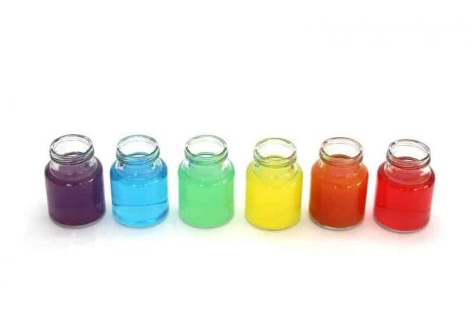 Vaze mici cu apa colorata