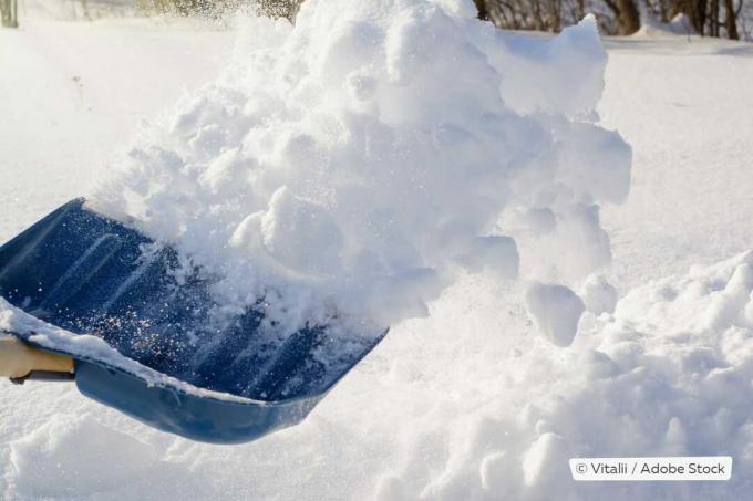 Nuvalykite sniegą sniego kastuvu