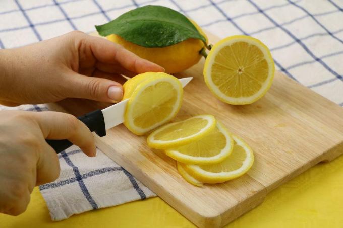 Нарежете резенчета лимон