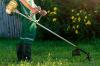 Самостоятельно намотайте шнур на катушку триммера для травы.