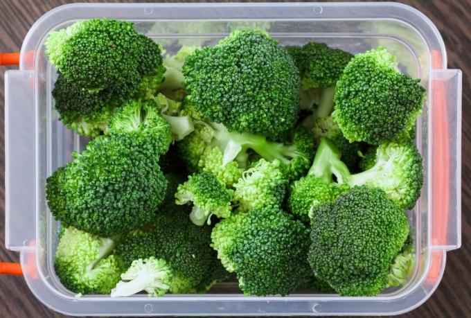 Brokoli kuntum dalam kaleng plastik