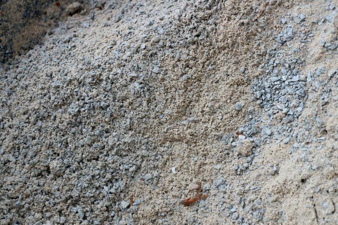 Excavarea pământului cu pietre mici