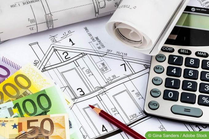 עלויות בירור בנייה ראשוני - תוכנית בית עם מחשבון, עיפרון ושטרות כסף