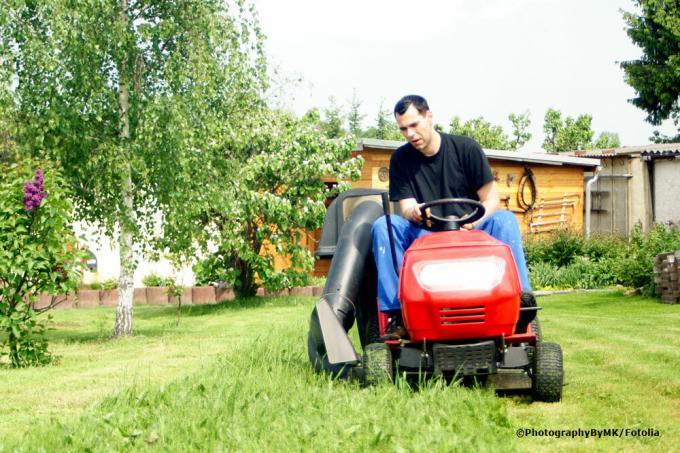 Kosić trawnik traktorem ogrodniczym