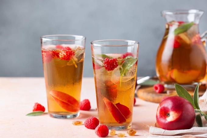 Peach-raspberry iced tea in glasses