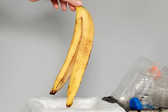 Бананова шкірка над відром для сміття