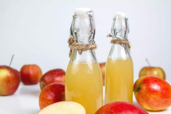 Свежий яблочный сок в бутылках