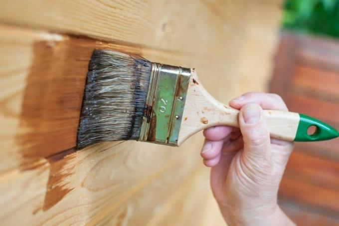 Dažykite medieną apsaugine medienos glazūra