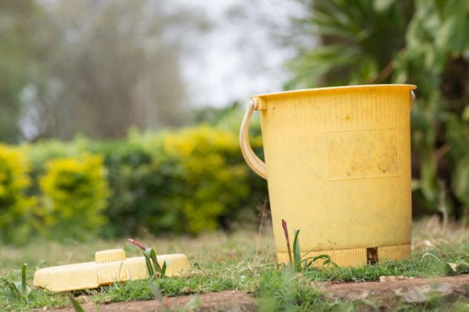 Žltý odpadkový kôš v záhrade