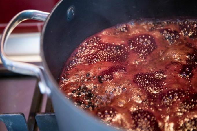 Faire bouillir les baies de sureau noir dans une casserole