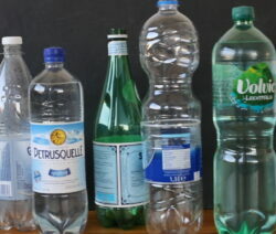 Le bottiglie in PET riciclano il vaso per piante