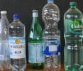 Självvattnande växtkrukor tillverkade av PET-flaskor