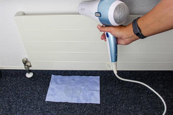 Nettoyez le radiateur avec un sèche-cheveux et un chiffon humide