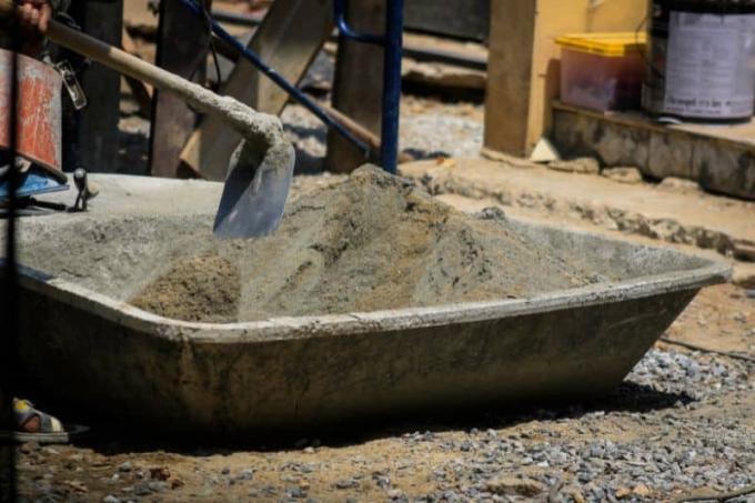 Mezclar cemento y arena con la pala