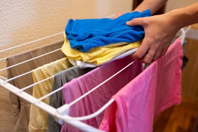 Tør vasketøjet på tørrestativ