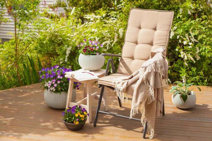 Chaise de jardin sur une terrasse