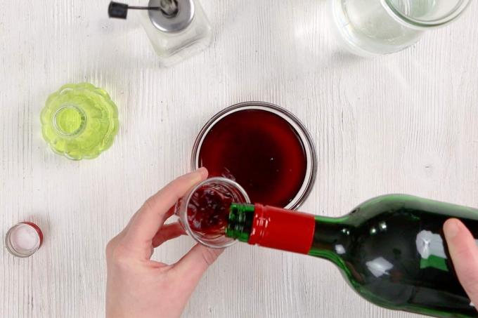 Pomiješajte muholovku s vinom i kvascem