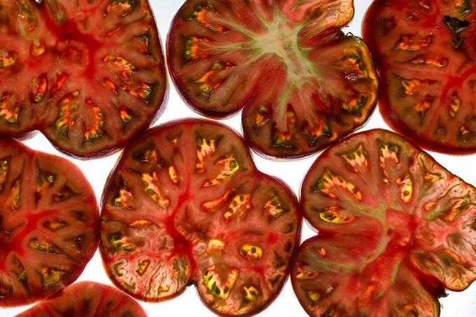 skåret lilla kalabas tomater