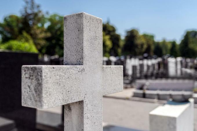 Akmeninis kryžius kapinėse