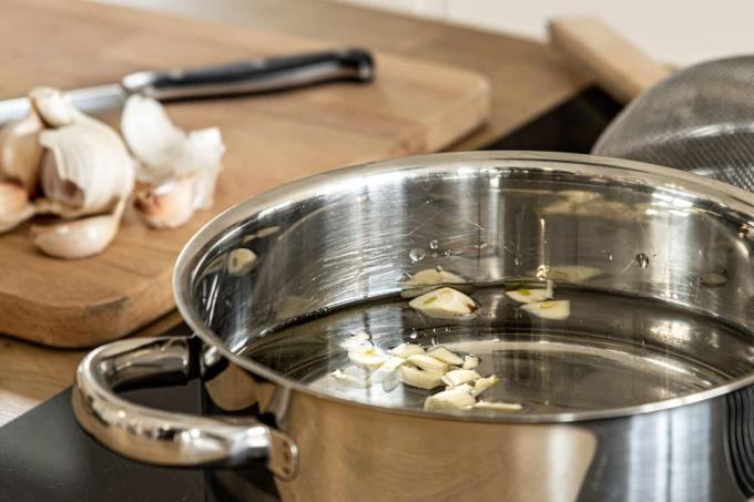 Prepara il brodo all'aglio