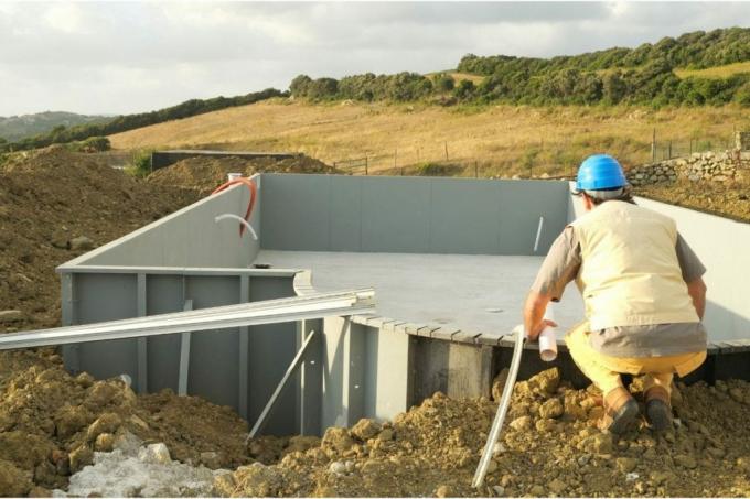 Stavební inženýr kontroluje stavbu venkovního bazénu