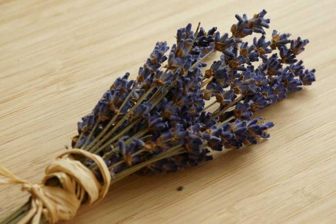 Lavender dikeringkan sebagai karangan bunga