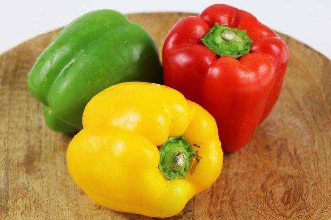 Roheline, kollane ja punane paprika taldrikul