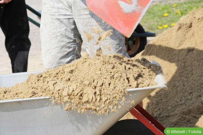 Užpildykite karutį smėliu, naudodami kastuvą