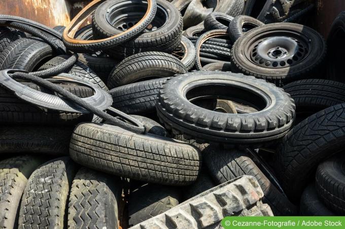 Staré pneumatiky v kontajneroch na odpadky