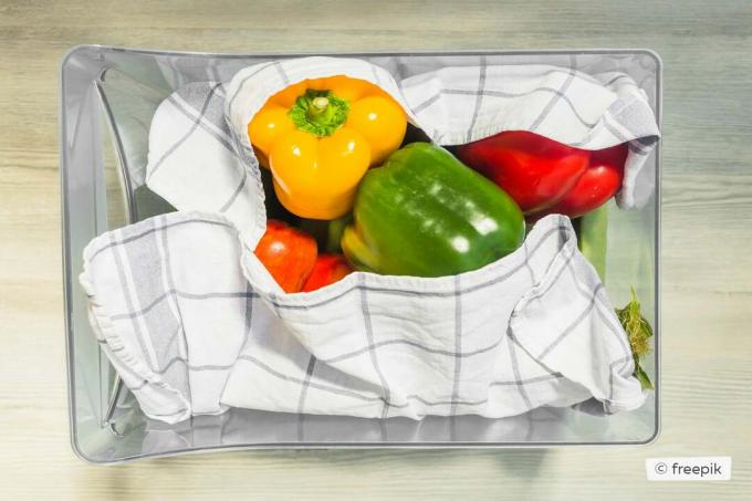 Храните перец в овощном ящике холодильника.