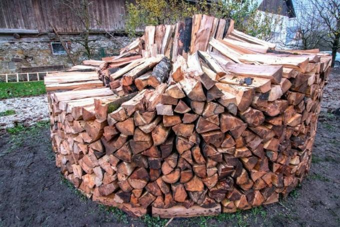 Stack the round piles to the firewood