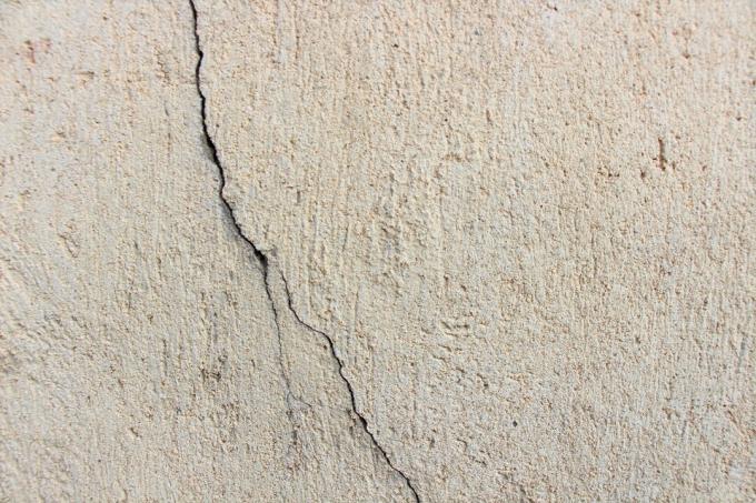 Longer crack in facade