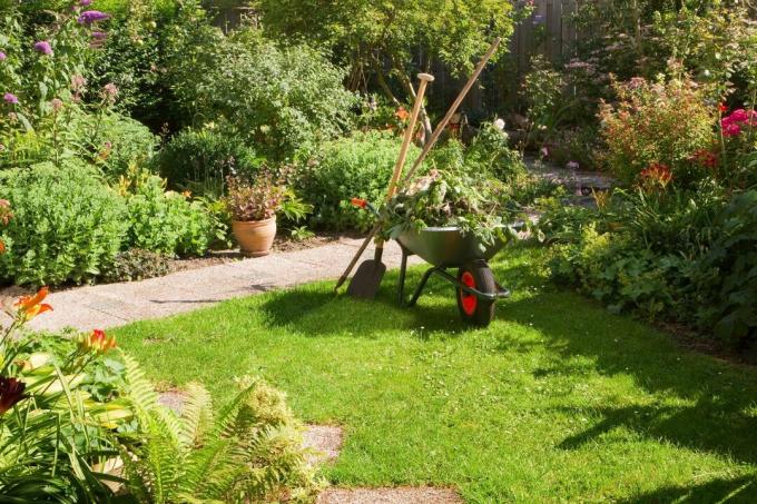 Fúrik a záhradné náradie v záhrade