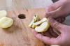 Kog æblemos i krukker med skruetop