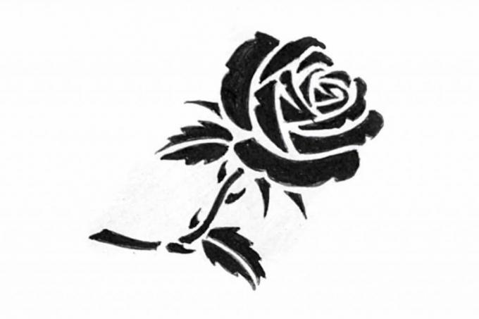Croquis de tatouage d'une rose noire