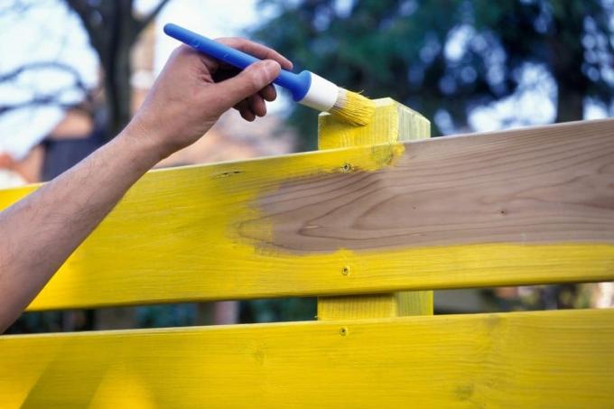 Peindre la clôture en jaune