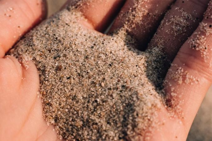 arena fina para eliminar las manchas de grasa en las piedras