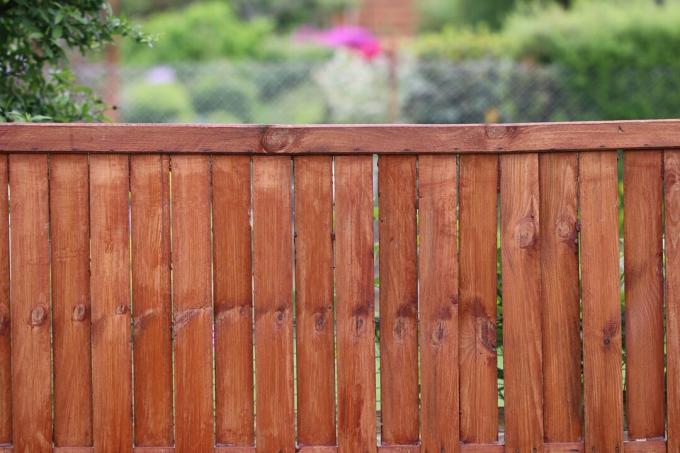Drewniane ogrodzenie zapewniające prywatność