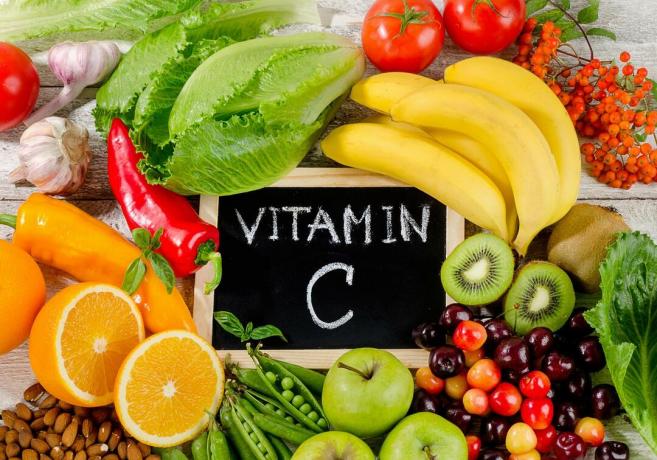 Frutas y verduras alrededor del signo de vitamina C