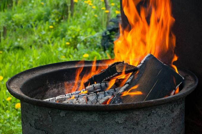 Βαρέλι πυρκαγιάς Σιδερένιο βαρέλι με ξύλα που καίγονται