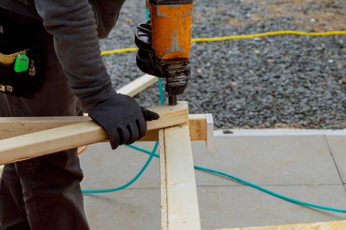 Costruisci una cornice di legno per il bordo del patio