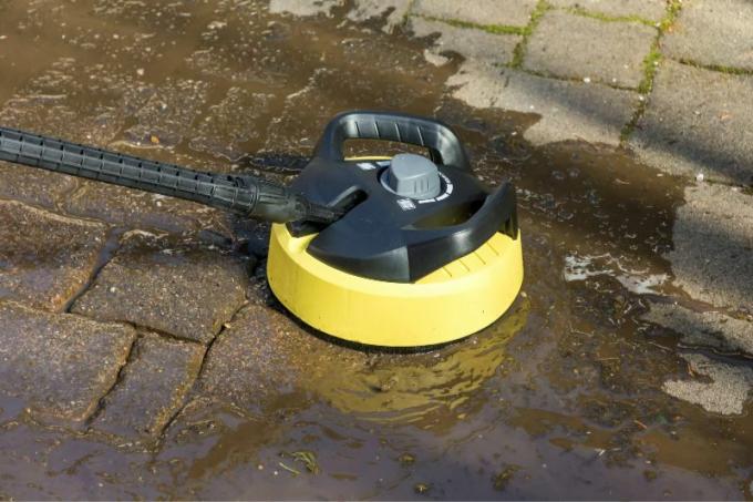 rotating attachment on the high-pressure cleaner on paving stones