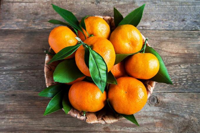Mandarini nel cestino con foglie