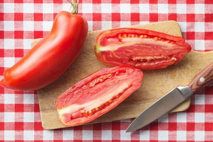 Tomate San Marzano coupée en deux