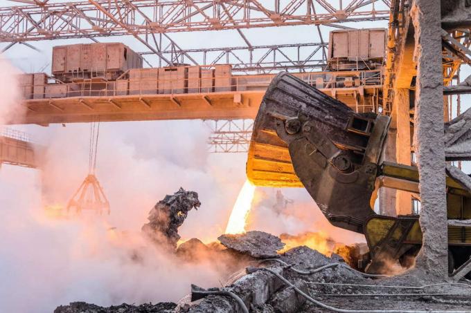 Izkausētais dzelzs tiek izgāzts rūpniecības objektos