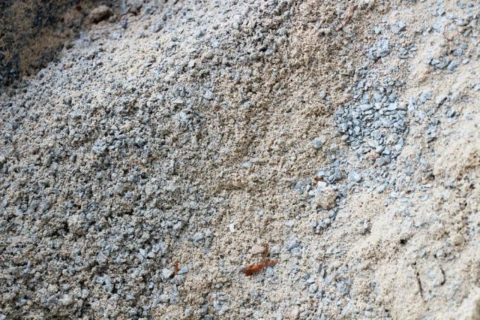 Teras levhalarını kum, çakıl ve toprak üzerine döşeyin