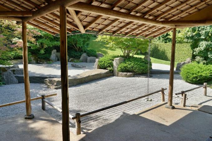 일본의 자갈이 있는 선 바위 정원