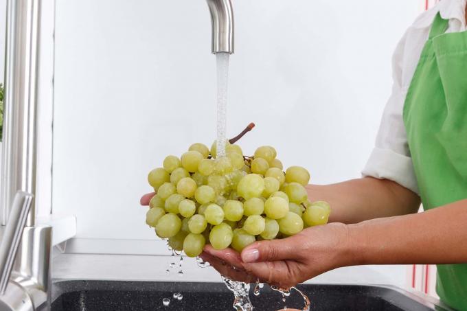 Laver les raisins sous le robinet