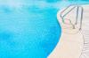 Příliš vysoká hladina chlóru v bazénu: tak reagujete správně