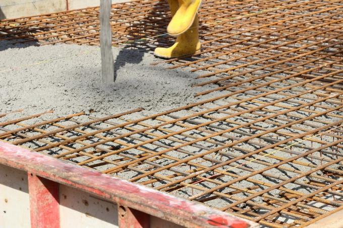 Menuangkan pondasi untuk konstruksi rumah dari beton bertulang